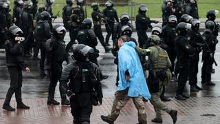 La policía de Bielorrusia amenaza con disparar balas reales para sofocar las protestas contra Lukashenko