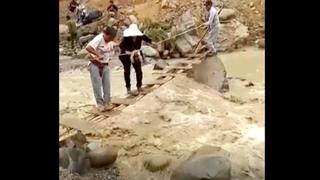 Moquegua: pobladores arriesgan sus vidas al pasar por puente sobre río Tambo tras huaico