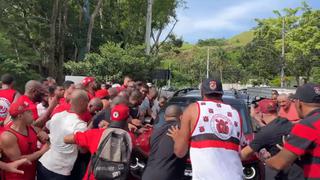 Barristas de Flamengo arremetieron contra los jugadores para exigir mejores resultados