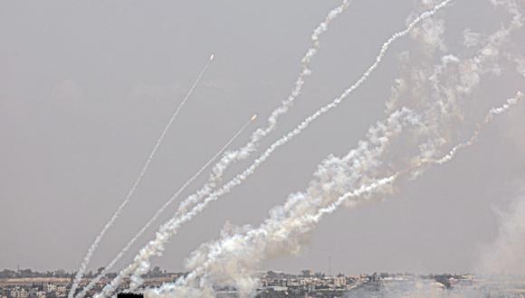 Se disparan cohetes desde la Franja de Gaza hacia Israel. (Foto de SAID KHATIB / AFP)