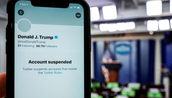 Una ilustración fotográfica muestra la cuenta de Twitter suspendida del presidente de Estados Unidos, Donald Trump, en un teléfono inteligente en la sala de reuniones de la Casa Blanca en Washington, Estados Unidos. (Foto: REUTERS / Joshua Roberts / Illustration).