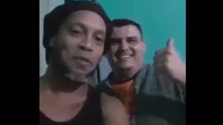 Ronaldinho saludó a la familia de un “compañero” suyo en la cárcel de Paraguay [VIDEO]