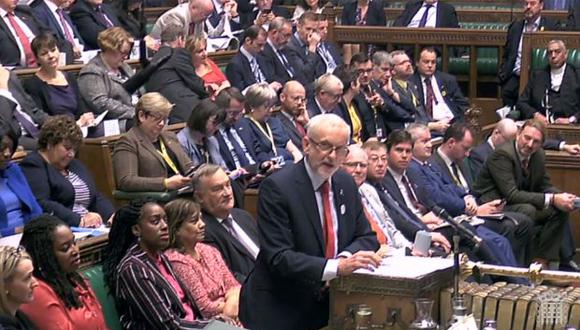 El principal líder de la oposición del Partido Laborista británico, Jeremy Corbyn, formulando una pregunta durante la sesión semanal de preguntas y respuestas. (Foto: AFP)