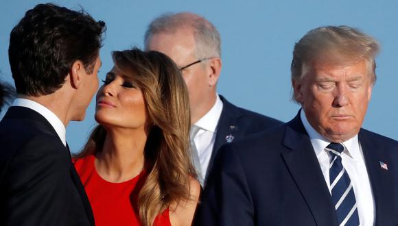 La curiosa imagen de Trudeau, Melania Trump y Donald Trump se viralizó en redes sociales. (Reuters).