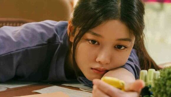 Kim Yoo-jung como Na Bo-ra en la película coreana "Una chica del siglo XX" (Foto: Netflix)