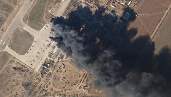Esta imagen satelital de Planet Labs tomada el 15 de marzo de 2022 y publicada el 16 de marzo de 2022 muestra la base aérea de Kherson en llamas después de un supuesto ataque aéreo contra las fuerzas rusas que ocupaban la base. (Foto por Planet Labs PBC/AFP)
