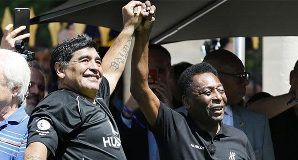 Diego Maradona no se cayó nada cuando Pele le preguntó por Lionel Messi. (Foto: AFP)
