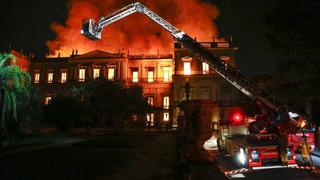 Río de Janeiro: Bomberos denuncian falta de agua para combatir incendio de museo