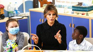 Melania Trump pintó y rezó con niños enfermos en el hospital del papa [FOTOS]