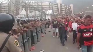 Flamengo: Hinchas saludan y agradecen a policías peruanos a la salida del estadio Monumental