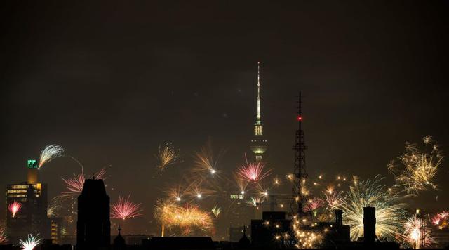 Los fuegos artificiales explotan cerca de la histórica torre de televisión de Berlín en la Alexanderplatz de la ciudad para anunciar el Año Nuevo el 1 de enero de 2020. (Foto: AFP / Odd ANDERSEN).