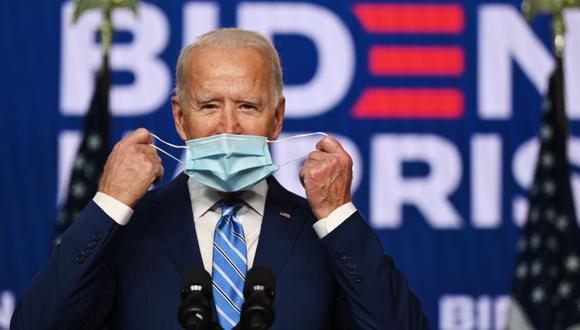 El demócrata Joe Biden se quita la máscara antes de hablar en el Chase Center en Wilmington, Delaware. (Foto: JIM WATSON / AFP).