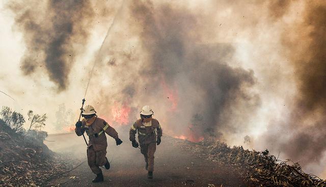 -FOTODELDIA- epa06035323 Portuguese Republican National Guard soldiers battle with a forest fire in Capela Sao Neitel, Alvaiazere, central Portugal, 18 June 2017. At least sixty two people have been killed in forest fires in central Portugal, with many being trapped in their cars as flames swept over a road on the evening of 17 June 2017. A total of 733 firefighters are providing assistance. EFE/PAULO CUNHA