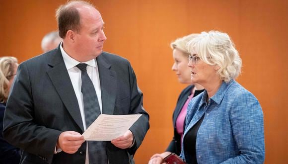 La ministra de Justicia de Alemania, Christine Lambrecht (derecha) y el ministro de la Cancillería, Helge Braun (izquierda). (Foto: AFP)