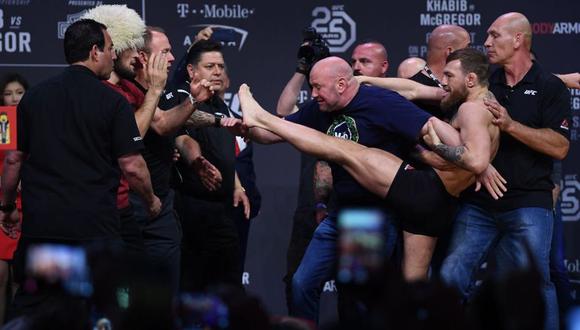McGregor vs. Khabib: irlandés lanzó patada a peleador ruso durante pesaje | UFC 229. (Foto: AFP)
