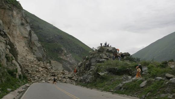 Vía Tarapoto - Yurimaguas bloqueada por derrumbe de cerro