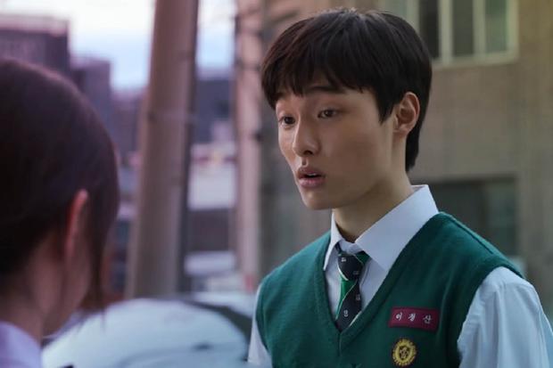 Cheong-san fue uno de los últimos en morir en "Estamos muertos".  Fue atacado por Yoon Gwi‑nam, quien no se transformó por completo (Foto: Netflix)