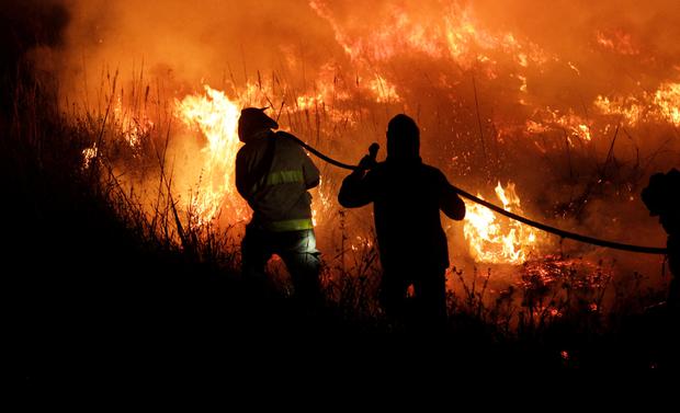 Bomberos combaten un incendio forestal que se ha extendido por más de 500.000 hectáreas en la norteña provincia de Corrientes, en Portal San Antonio, Argentina. (Foto: REUTERS/Sebastian Toba). 