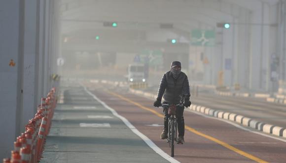 Un ciclista maneja a través de aire turbio causado por el polvo fino en el puente Jamsu de Seúl. (Foto: EFE)