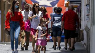 Puerto Rico elimina los límites de aforo y la mascarilla para vacunados contra el coronavirus