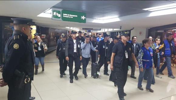 Yilen Osorio, investigador de la Comisión Internacional Contra la Impunidad en Guatemala (Cicig), está retenido en el Aeropuerto Internacional La Aurora, en Ciudad de Guatemala. (Twitter @FernandoRamosB)