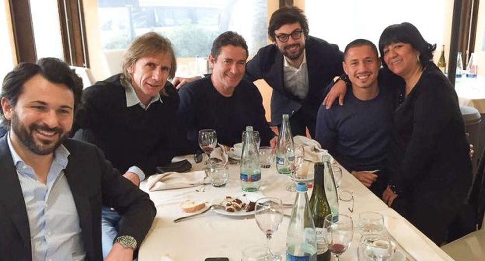 Gareca junto a Lapadula, sus representantes y su madre. (Foto: Agencias)