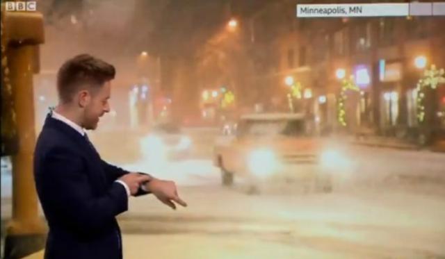 Se viralizó en Facebook el instante en que un smartwatch contradice el pronóstico de un presentador del clima. (Foto: Captura)