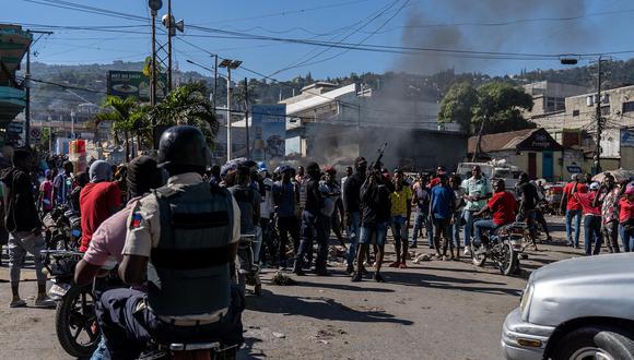 Oficiales de policía armados protestan después de un ataque de pandillas a una estación de policía que dejó seis oficiales muertos, en Puerto Príncipe, Haití, el 26 de enero de 2023. (Foto de Richard Pierrin / AFP)