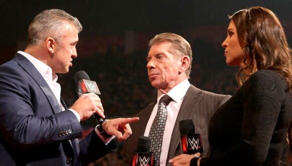 Shane, Vince y Stephanie, envueltos en discusiones dentro  de los guiones en WWE. La familia McMahon es poderosa y maneja los hilos de la empresa. (Foto: WWE)