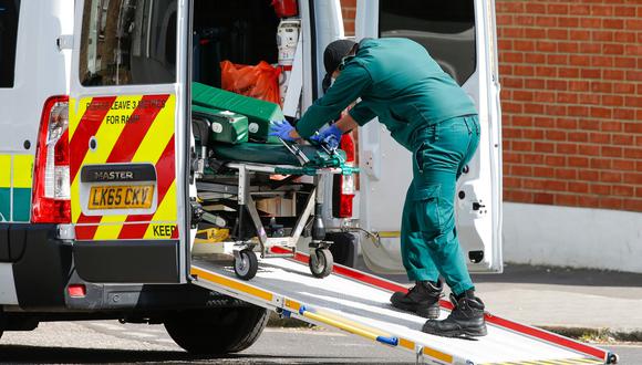 Coronavirus: Un paramédico empuja una camilla hacia una ambulancia cerca del Hospital King's College en Londres, Reino Unido. (Hollie Adams / Bloomberg).