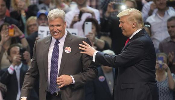 Rex Ryan y Donald Trump durante un mitín en Buffalo para la campaña presidencial del 2016. (AP)