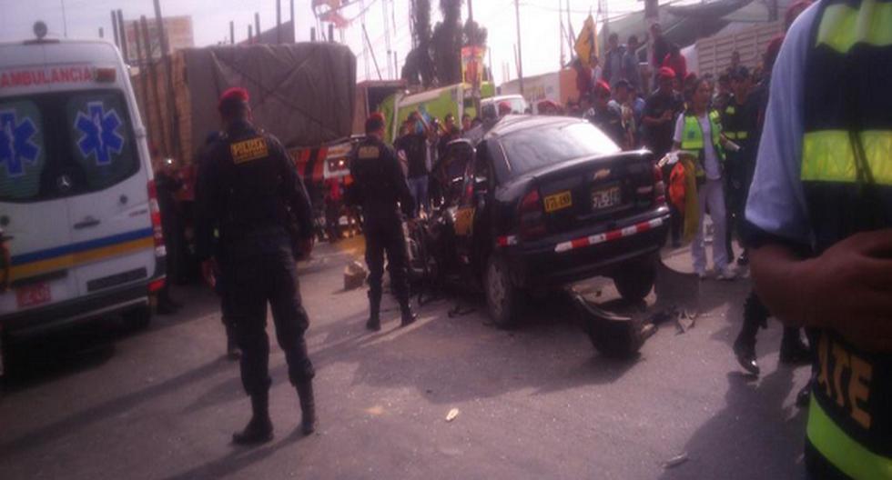 Choque entre un auto y un tráiler dejó tres muertos. (Foto: Twitter)