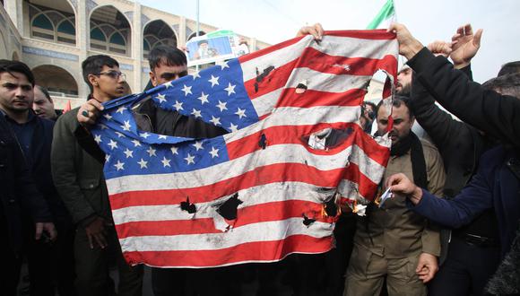 Los iraníes queman una bandera de Estados Unidos durante una manifestación contra el asesinato del general Qasem Soleimani. (AFP / ATTA KENARE).