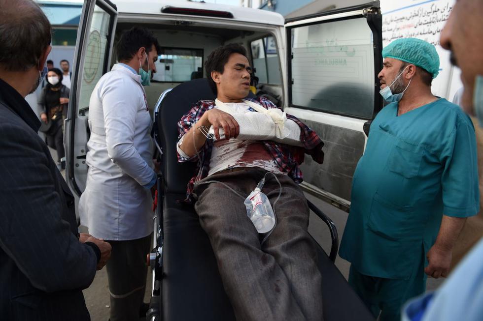Un hombre, herido después de que hombres armados irrumpieron en la universidad de Kabul, llega en una ambulancia al Hospital Isteqlal en Kabul. (AFP/ WAKIL KOHSAR).