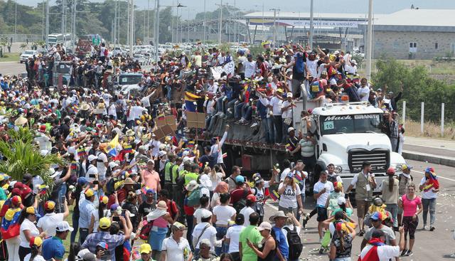 Venezuela: Juan Guaidó lidera el ingreso de ayuda humanitaria de Estados Unidos el sábado 23 de febrero desde Cúcuta, Colombia, por el puente Tienditas. En la imagen, camiones dirigiéndose al puente Simón Bolívar. (AFP).