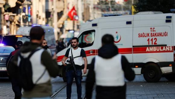 La policía trabaja en el lugar después de una explosión en la concurrida calle peatonal Istiklal en Estambul, Turquía, el 13 de noviembre de 2022. (REUTERS/Kemal Aslan).