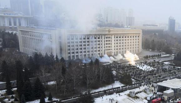 El humo se eleva desde el edificio del ayuntamiento durante una protesta en Almaty, Kazajistán, el miércoles 5 de enero de 2022. (Foto AP / Yan Blagov).