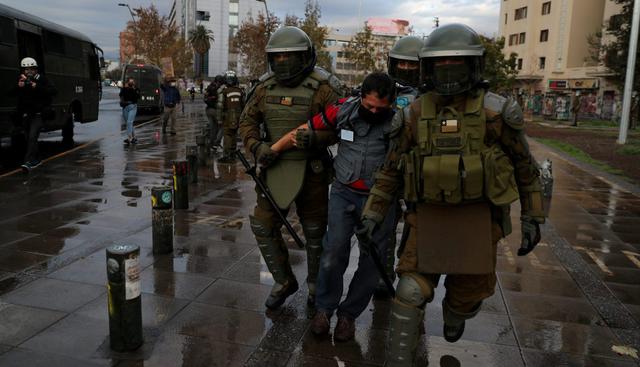 Un hombre es detenido por policías antidisturbios durante una protesta contra el gobierno de Chile. (REUTERS/Ivan Alvarado).