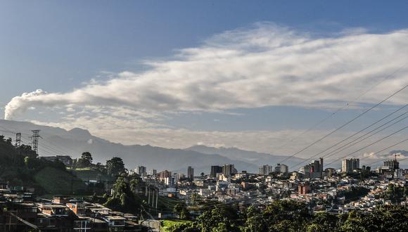 El volcán Nevado del Ruiz emite una nube de ceniza en Manizales, Departamento de Caldas, Colombia, el 3 de abril de 2023. (Foto por JJ BONILLA / AFP)