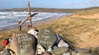 ¿Por qué la tumba de Dobby, el elfo doméstico de Harry Potter, se ha vuelto un problema en una playa en Gales?