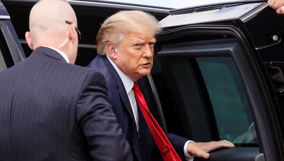 El presidente de Estados Unidos, Donald Trump, sale de un vehículo antes de abordar el Air Force One cuando sale de Washington para un viaje de campaña a Florida y Carolina del Norte. (REUTERS/Jonathan Ernst).