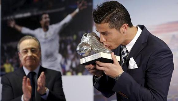 Florentino aplaude a Cristiano Ronaldo en la entrega de un premio. (Foto: Reuters)