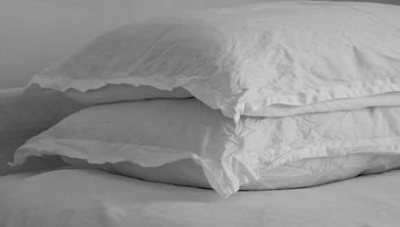 En la foto se aprecia un par de almohadas sobre la cama. | Imagen referencial: 
the blowup / Unsplash