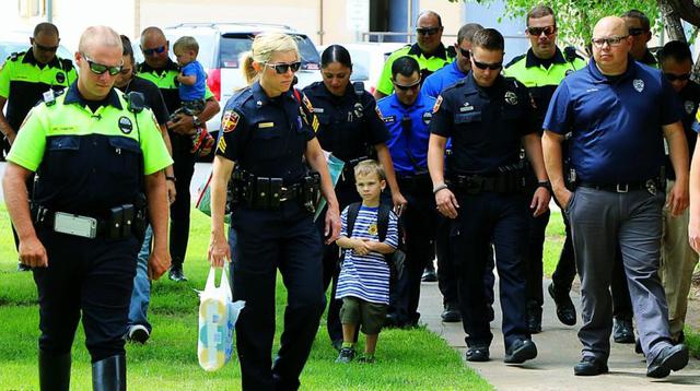 Acompañan en su primer día de clases a hijo de policía muerto - 1