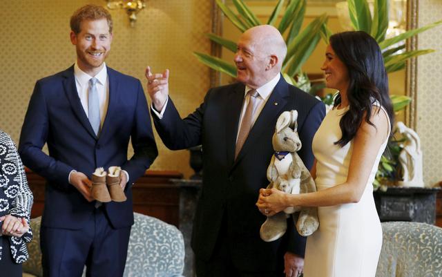 El príncipe Harry y su esposa, Meghan Markle recibieron varios objetos para bebés como regalo durante su visita a Australia. (AP).