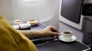 Por qué es una mala idea tomar café en un vuelo