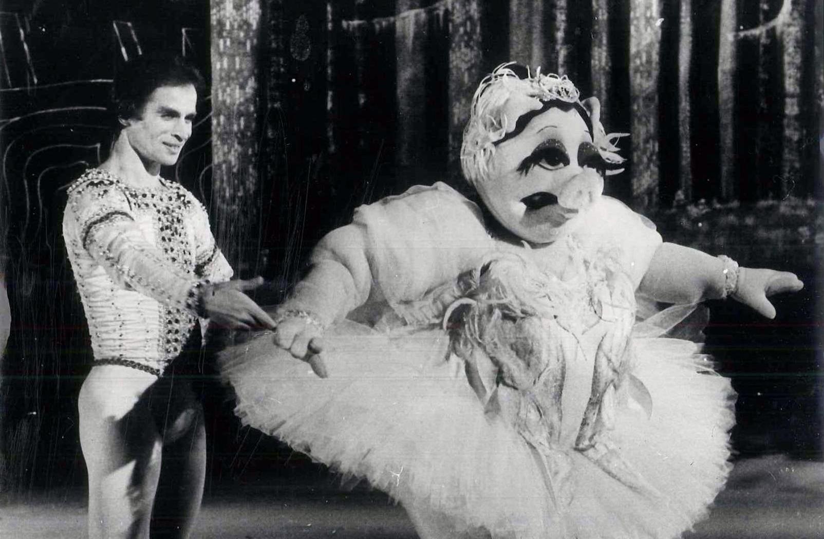La versión de “Los Muppets”: el destacado danzante de la antigua Unión Soviética Rudolf Nureyev, mira anonadado la peculiar y brusca interpretación de Miss Piggy