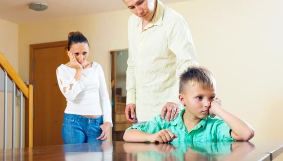 Uno de los errores más comunes es poner al hijo en medio de la comunicación entre los padres