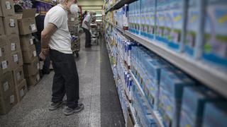 La economía de Venezuela se dolariza, pero pocos tienen dólares para comprar los alimentos que ahora abundan