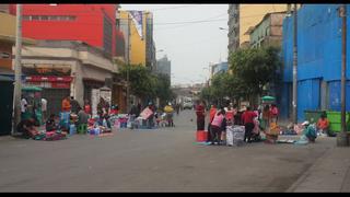 Ambulantes madrugan para invadir el Cercado